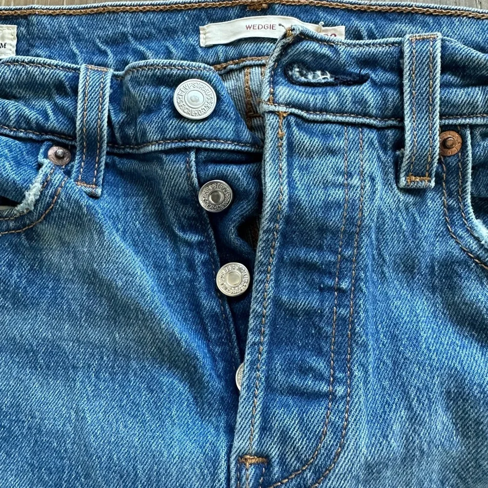Levi’s Wedgie Size 28 - Picture 3 of 9
